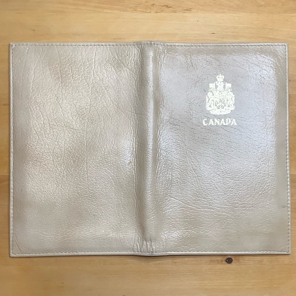 BUXTON Oasis Genuine Leather Canadian Travel Passport Wallet - Picture 3 of 14